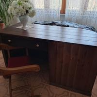 Scrivania in legno con poltrona