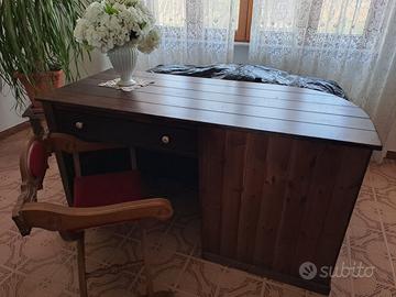 Scrivania in legno con poltrona