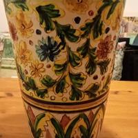 Vaso in ceramica con fantasia floreale dipinta 