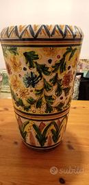 Vaso in ceramica con fantasia floreale dipinta 