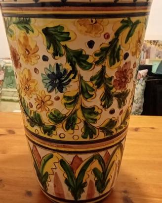 Vaso in ceramica con fantasia floreale dipinta 