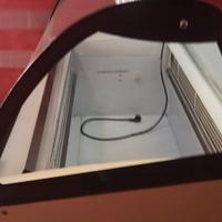 Vetrina refrigerata per gelato. 