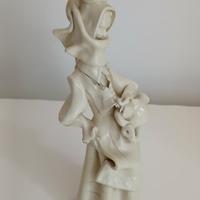 Statuina donna, arte sarda, in ceramica bianca .