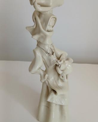 Statuina donna, arte sarda, in ceramica bianca .
