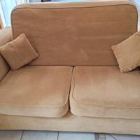 Coppia di divani giallo ocra