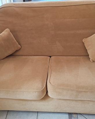 Coppia di divani giallo ocra