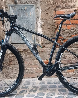 mountainbike muscolare uomo