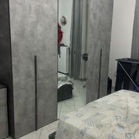 Camera da letto armadio, letto e comodini comò