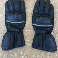 Giubbetti guanti e stivali da moto