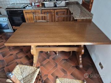 Tavolo e sedie da cucina in stile rustico 