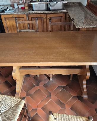 Tavolo e sedie da cucina in stile rustico 