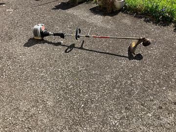 Decespugliatore a scoppio da riparare