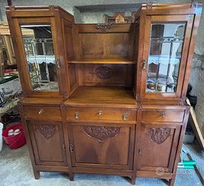 Credenza antica con vetrine