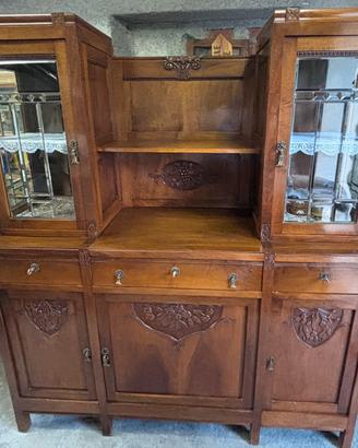 Credenza antica con vetrine