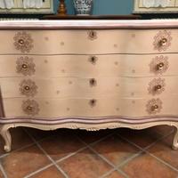 Cassettiera bianca e rosa antico stile shabby