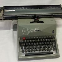 Macchina da scrivere vintage Olivetti 82
