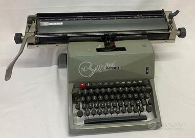 Macchina da scrivere vintage Olivetti 82