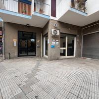 Viale Regina Elena - Negozio, due luci su strada