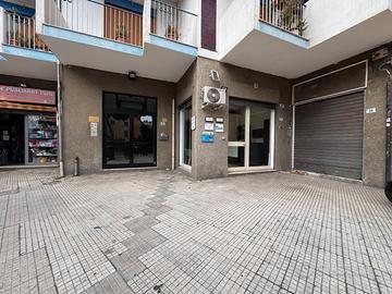 Viale Regina Elena - Negozio, due luci su strada