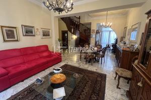 VILLA A SCHIERA 5 LOCALI SU DUE LIVELLI IN CENTRO
