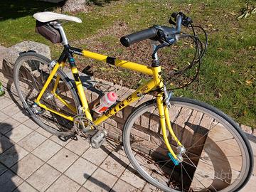 bicicletta da corsa  con manubrio dritto e cuvo