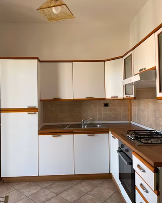 Cucina angolare 210 x 240 cm con elettrodomestici