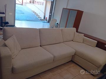 Divano con chaise lounge