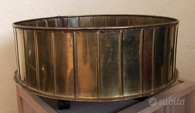 Portavasi rotondo  in ottone con 4 ruote