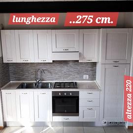 Cucina con frigo e forno