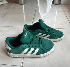Adidas verdi con strisce bianche