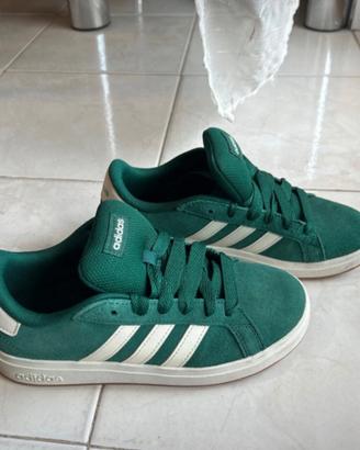 Adidas verdi con strisce bianche