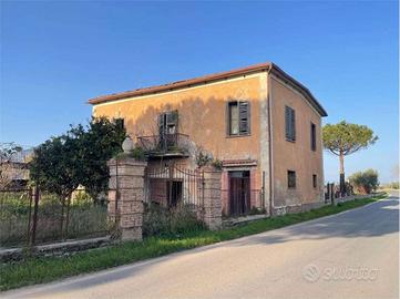 Rustico / Casale di 12742 m² con più di 5 locali a