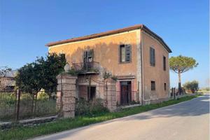 Rustico / Casale di 12742 m² con più di 5 locali a