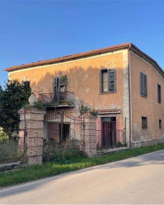 Rustico / Casale di 12742 m² con più di 5 locali a