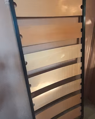 Rete singola con doghe in legno