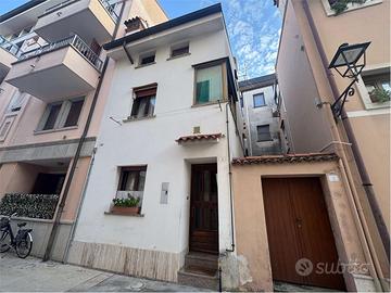CASA ACCOSTATA IN ZONA PORTO