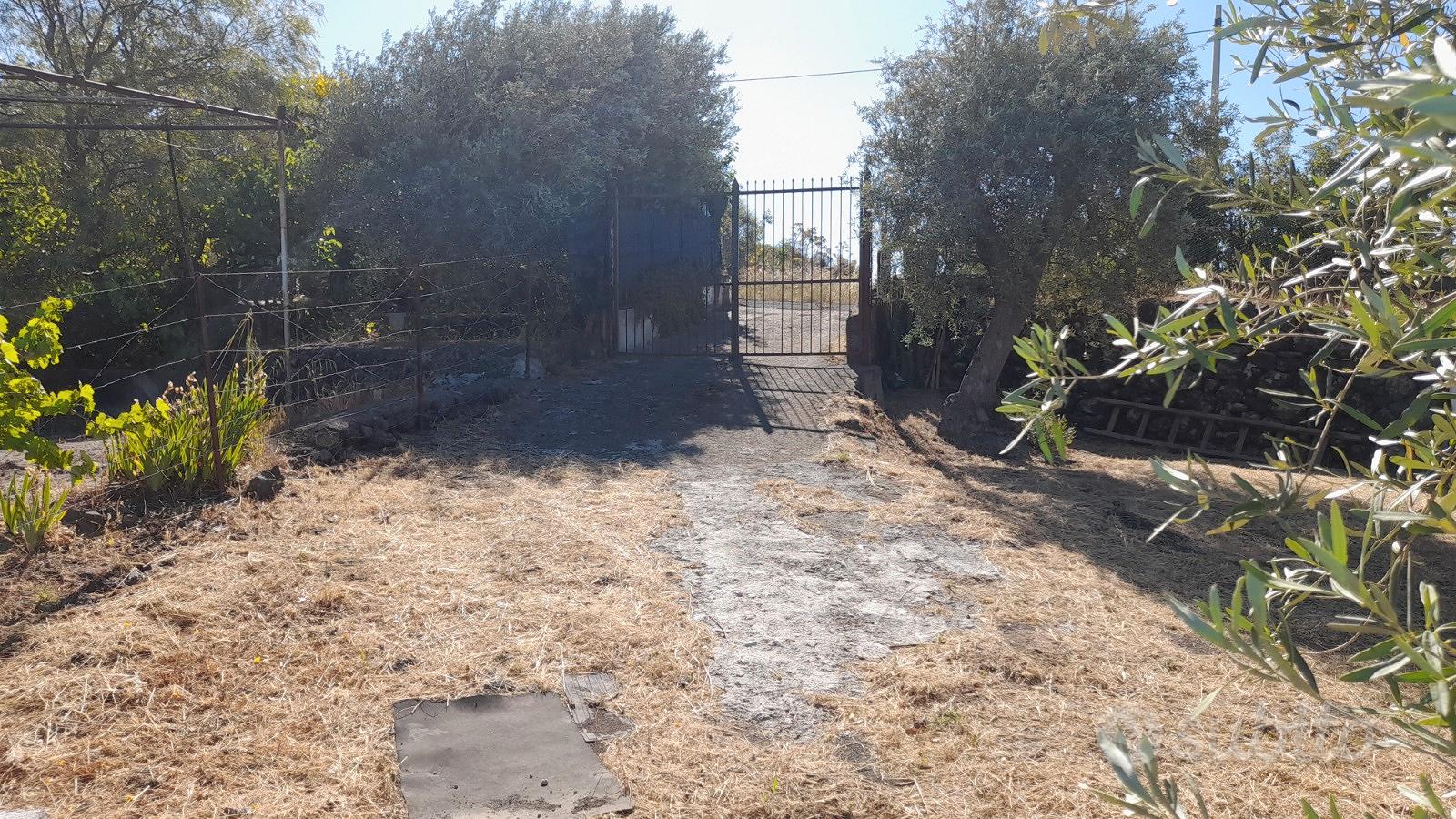 Terreno 2.040 mq con rudere 17 mq a Ragalna - Altro