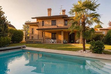 Villa di 453 m² con più di 5 locali e box auto dop