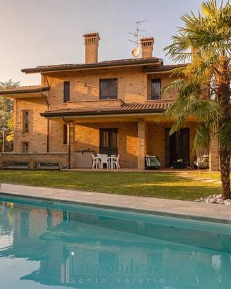 Villa di 453 m² con più di 5 locali e box auto dop