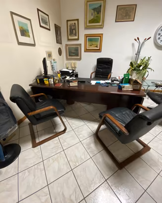 scrivania ufficio presidenziale con poltrone