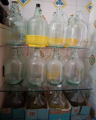 damigiane da 5 litri ciascuna