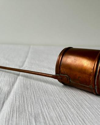 Misurino antico in rame con manico lungo a gancio