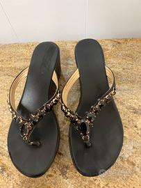 Infradito nere con zeppa