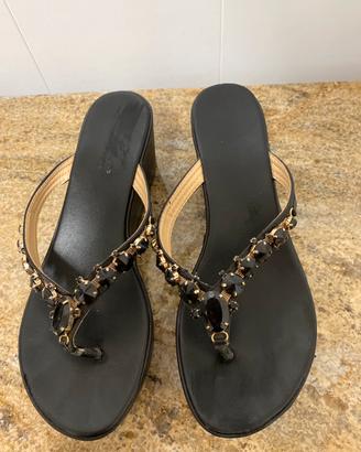 Infradito nere con zeppa