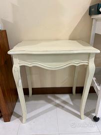 Mobiletto in legno bianco