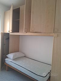 Armadio a ponte compreso di letto e materasso