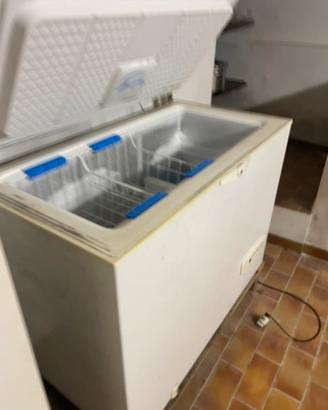 CONGELATORE A POZZETTO 250 litri