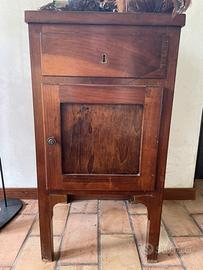 Comodino con anta a ribalta