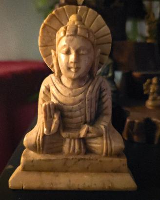Statuina Buddha in pietra Abhaya Mudra