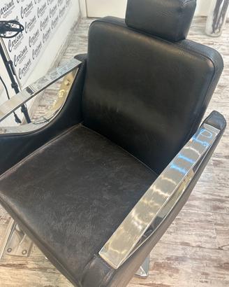 Poltrona nera in pelle